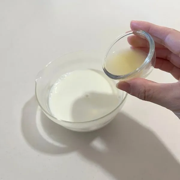 牛乳にレモン汁を入れている様子（撮影：grape編集部）