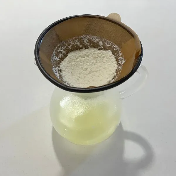 分離した牛乳をこしている様子（撮影：grape編集部）