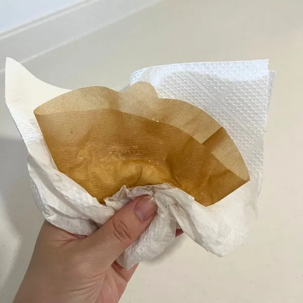 牛乳で作ったカッテージチーズの水分を絞っている様子（撮影：grape編集部）