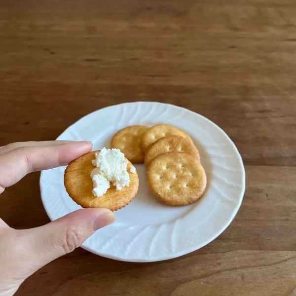 牛乳で作ったカッテージチーズがのったクラッカー（撮影：grape編集部）