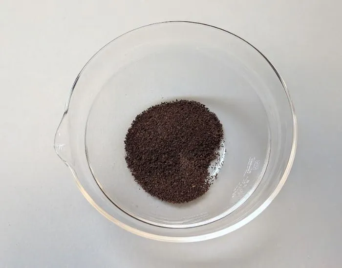 耐熱容器にコーヒー粉を移した写真（撮影：grape編集部）