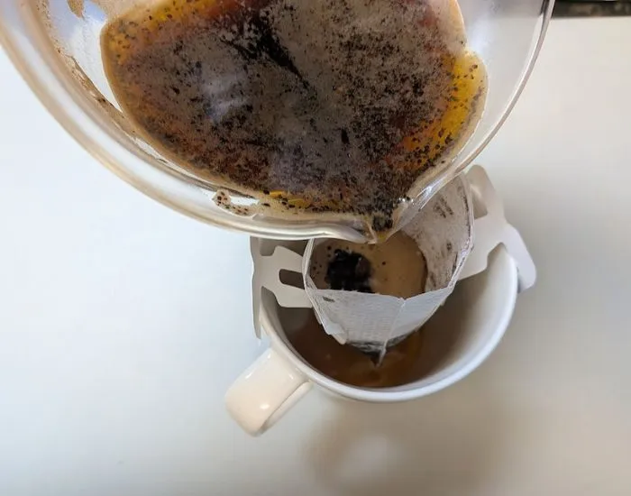 耐熱容器からコーヒー粉ごと注ぎ入れる写真（撮影：grape編集部）