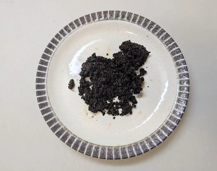 耐熱皿に広げたコーヒー粉の写真（撮影：grape編集部）