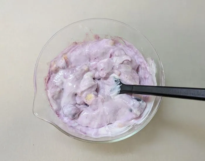 ヨーグルトとブルーベリーを合わせた写真（撮影：grape編集部）