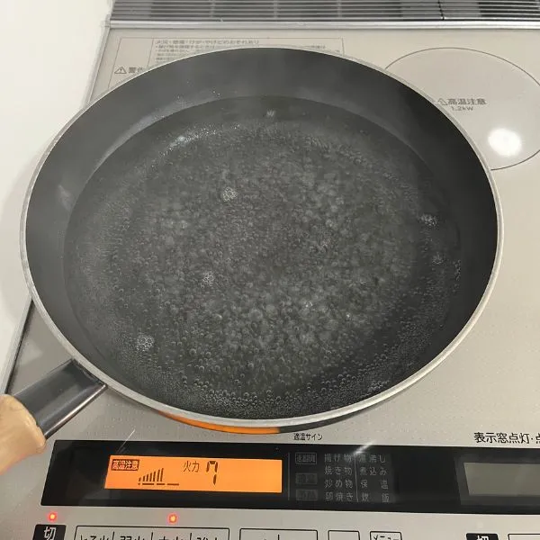 フライパンでお湯を沸かしている様子（撮影：grape編集部）