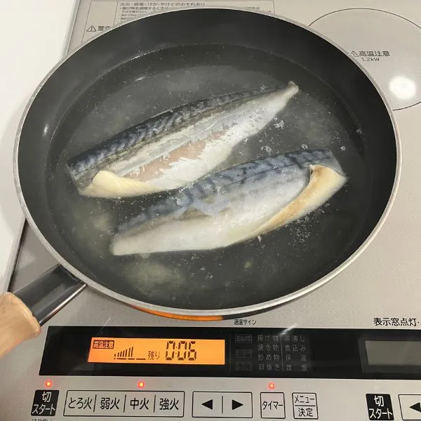 フライパンでサバをゆでている様子（撮影：grape編集部）