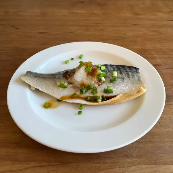 大根おろしと刻みネギを添えたゆでサバ（撮影：grape編集部）