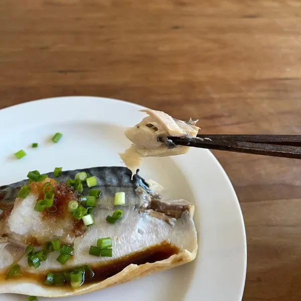 サバを箸で持っている様子（撮影：grape編集部）