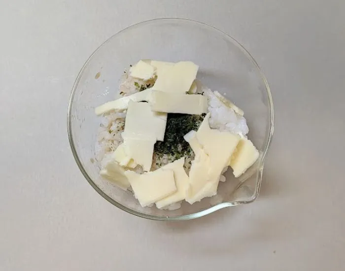 パリパリせんべいの材料にチーズを加えている様子（撮影：grape編集部）