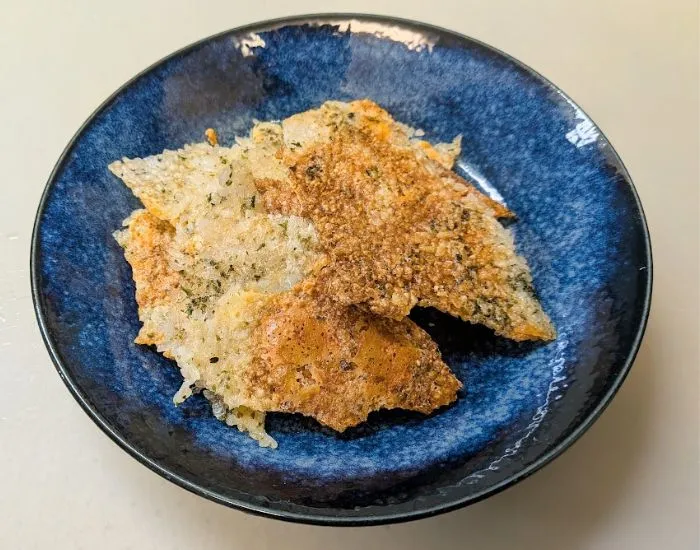 完成したパリパリチーズせんべい（撮影：grape編集部）