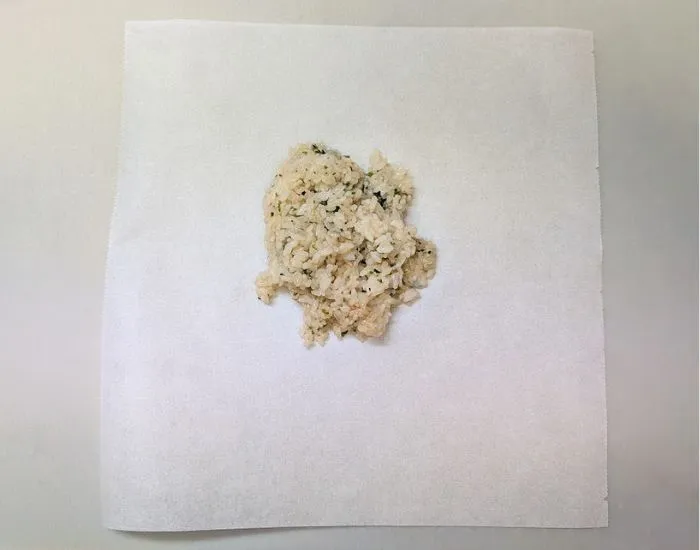 クッキングシートの上に混ぜたごはんをのせた様子（撮影：grape編集部）