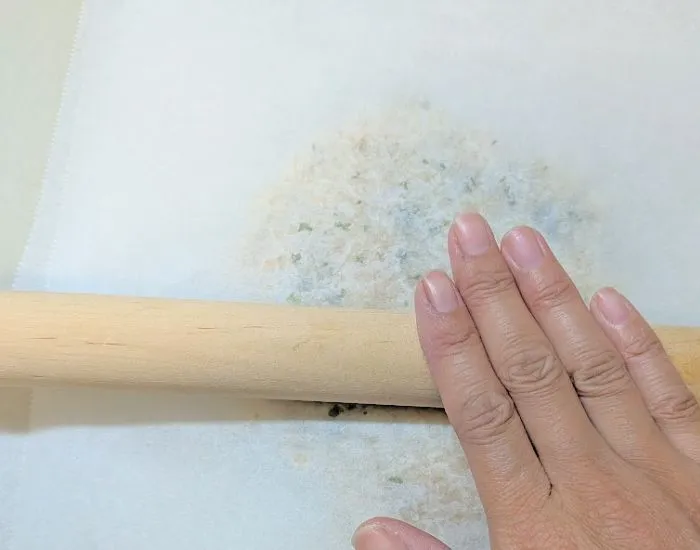 混ぜごはんをめん棒で薄くしている様子（撮影：grape編集部）