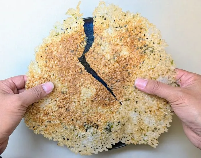 パリパリせんべいを割っている様子（撮影：grape編集部）