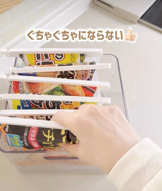 冷凍食品を並べる様子