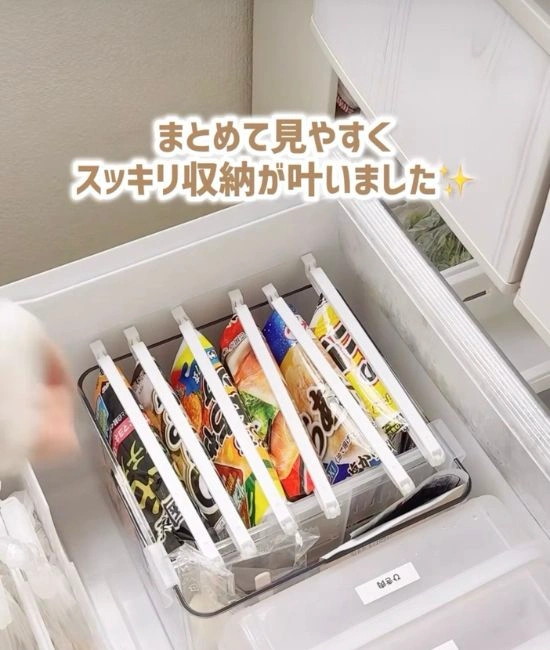 ケースを冷凍庫に入れる様子