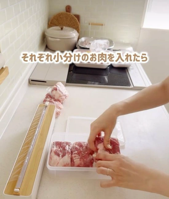 小分けした肉を詰める様子