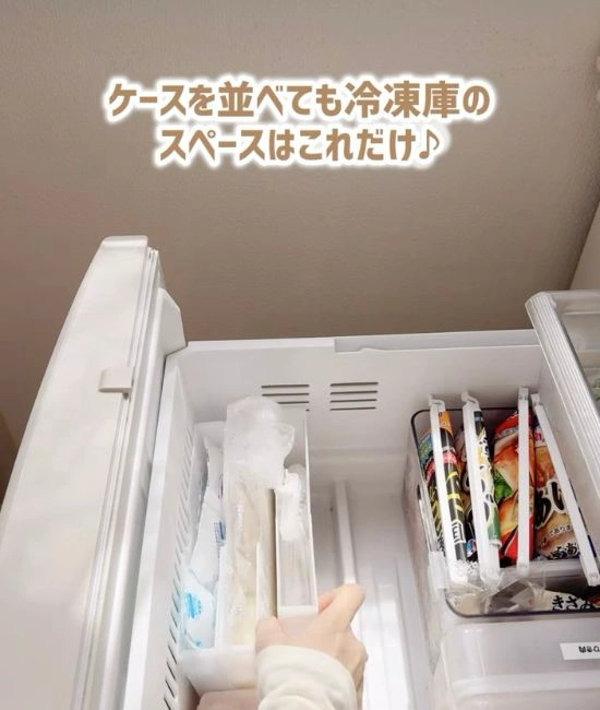 フリーザーケースを立てて並べる様子