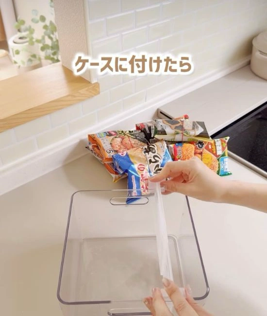 ケースに仕切りを設置する様子