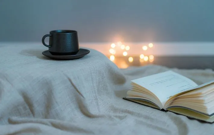 薄暗い寝室の写真