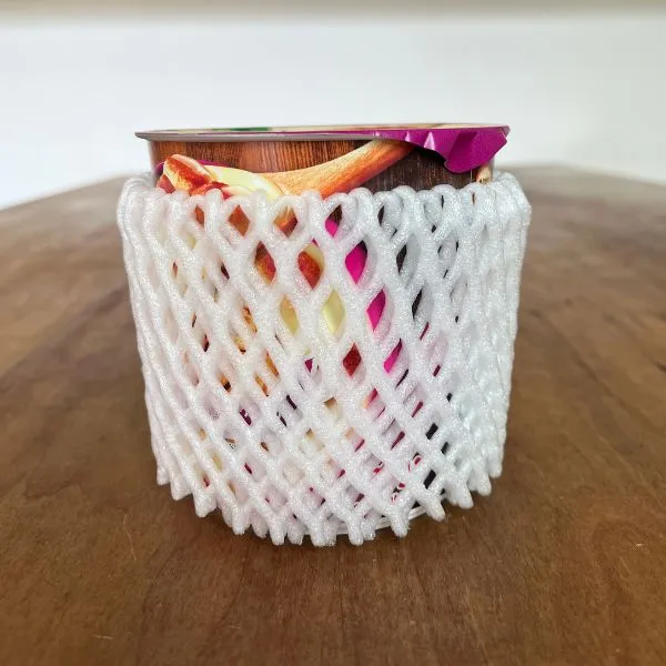 フルーツキャップをカップラーメンにかぶせた様子（撮影：grape編集部）