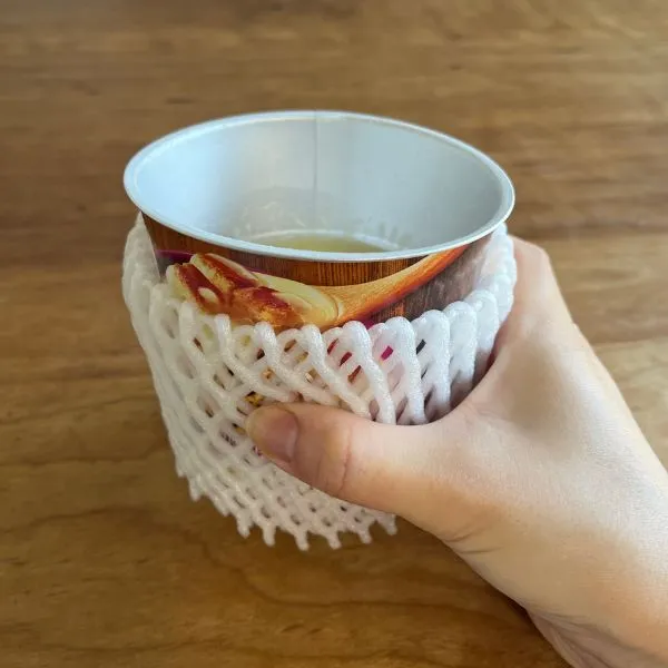 フルーツキャップをかぶせたカップラーメンを持っている様子（撮影：grape編集部）