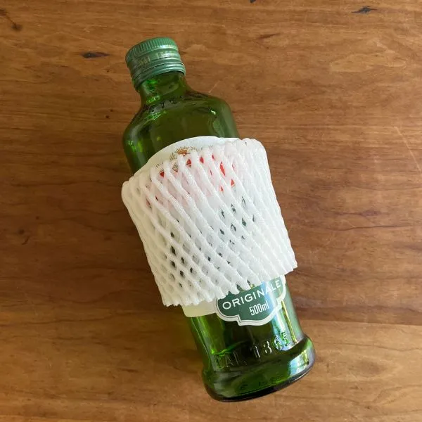 瓶にフルーツキャップをかぶせた様子（撮影：grape編集部）