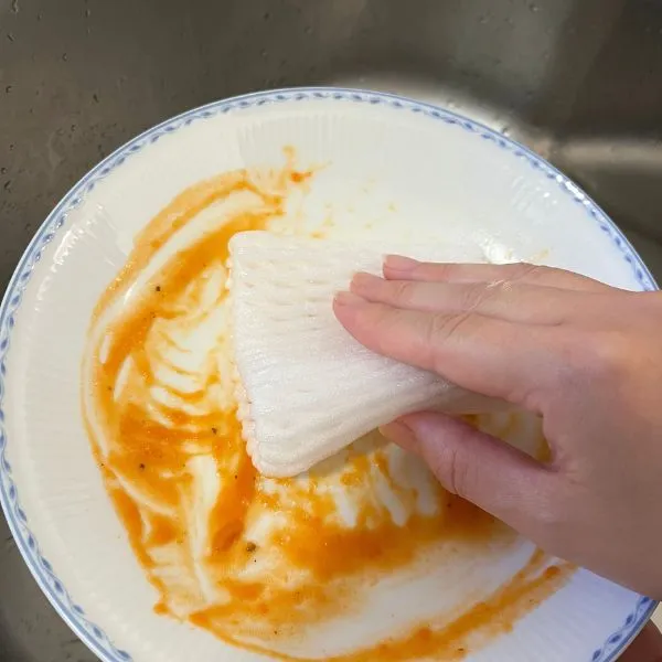 フルーツキャップでお皿を洗っている様子（撮影：grape編集部）