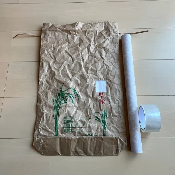 10kgの米袋とリメイクシートと透明テープ（撮影：grape編集部）