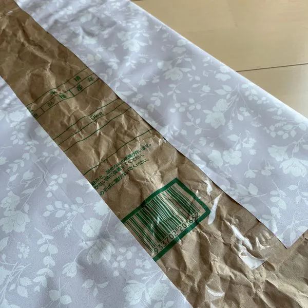 米袋に透明テープを貼って補強している様子（撮影：grape編集部）