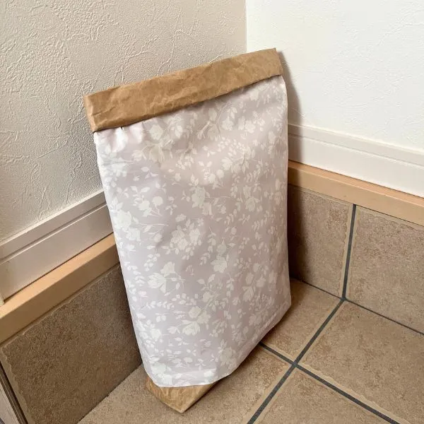 玄関に置いてあるリメイクした米袋（撮影：grape編集部）