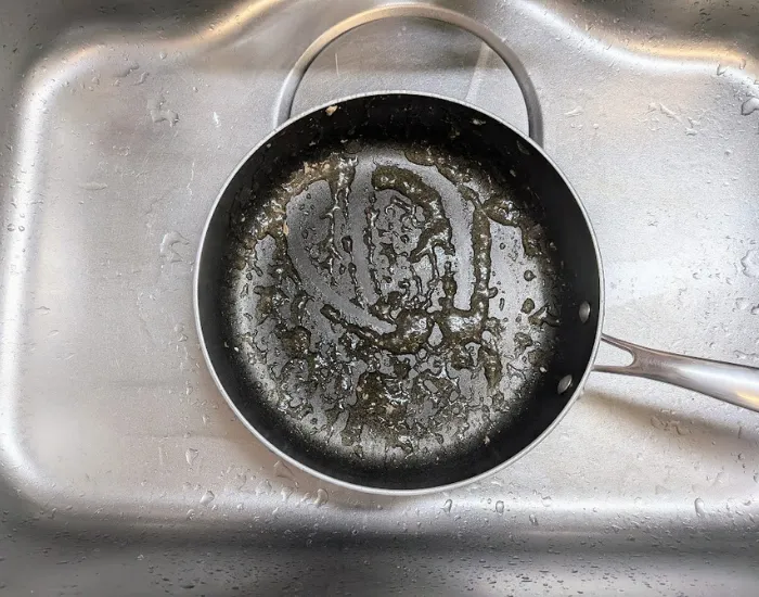 油で汚れたフライパン（撮影：grape編集部）