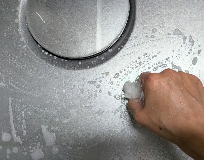 ラップでシンクを洗っている様子（撮影：grape編集部）