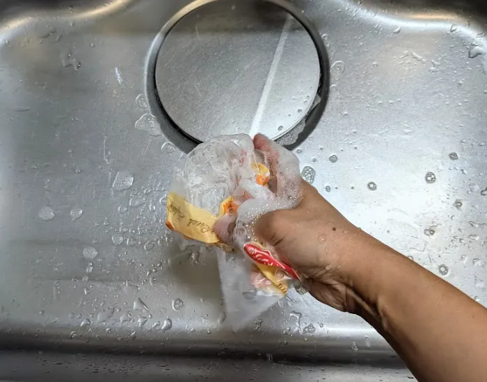 洗剤をつけたパンの袋（撮影：grape編集部）