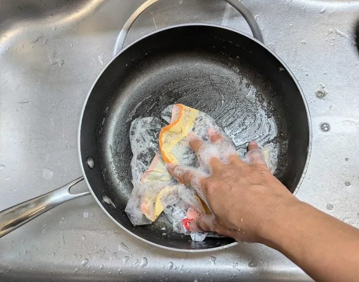 パンの袋でフライパンを洗っている様子（撮影：grape編集部）