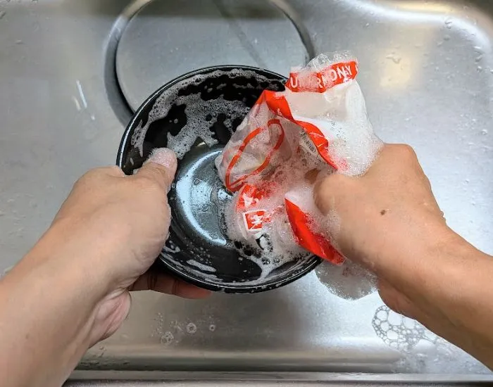 パンの袋で茶碗を洗っている様子（撮影：grape編集部）