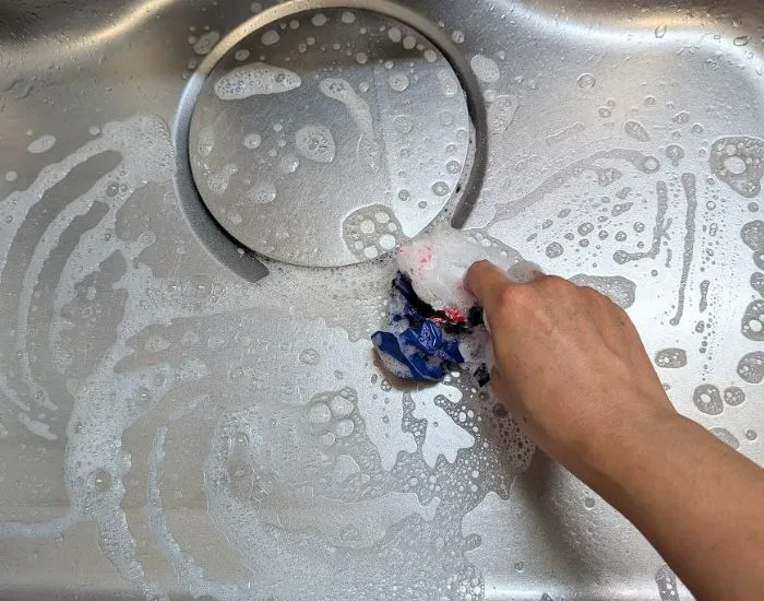 パンの袋でシンクを洗っている様子（撮影：grape編集部）