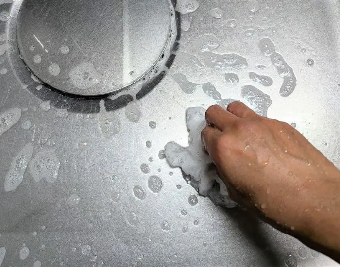 ポリ袋でシンクを洗っている様子（撮影：grape編集部）