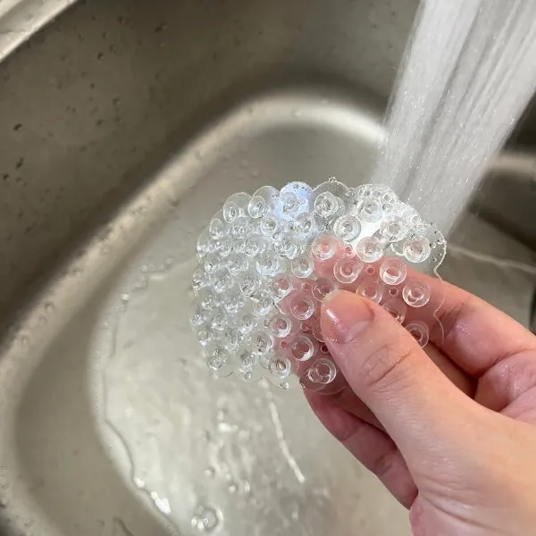 吸着シートを水でぬらしている様子（撮影：grape編集部）