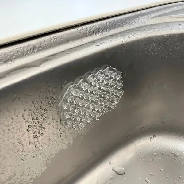 吸着シートを貼りつけている様子（撮影：grape編集部）