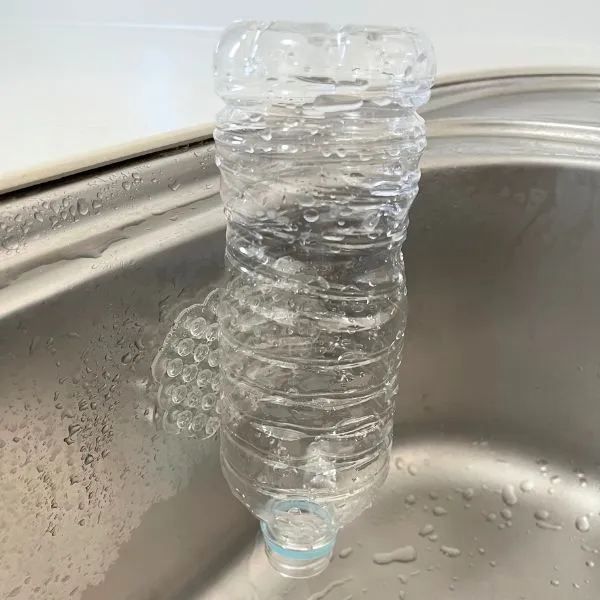 吸着シートを使ってペットボトルを乾かしている様子（撮影：grape編集部）