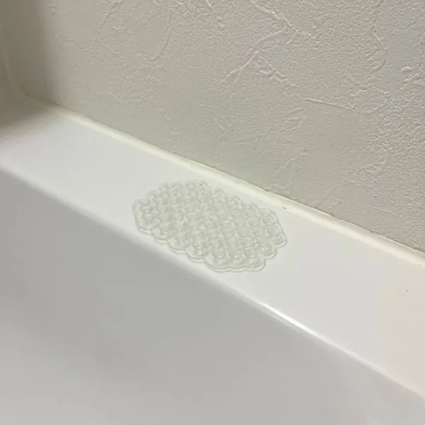 吸着シートを洗面台に貼りつけている様子（撮影：grape編集部）