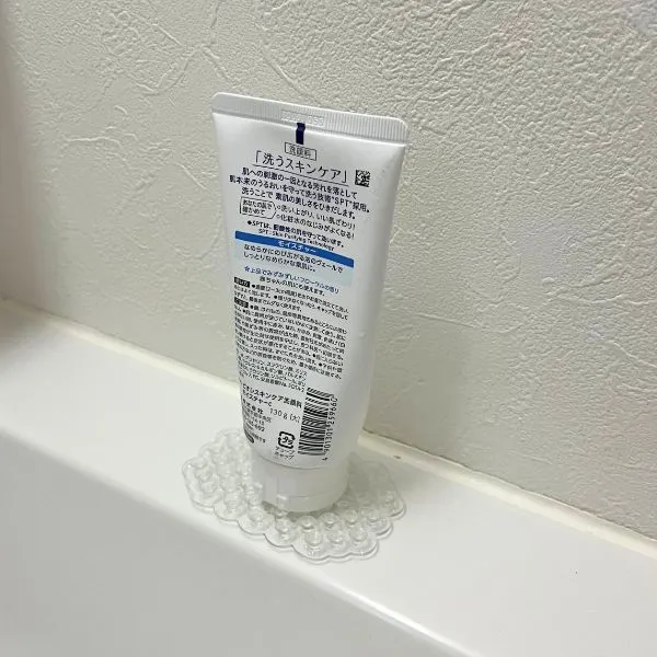 吸着シートで洗顔フォームを固定している様子（撮影：grape編集部）