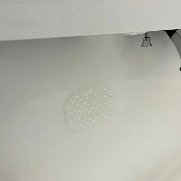 吸着シートを洗面台に貼りつけている様子（撮影：grape編集部）