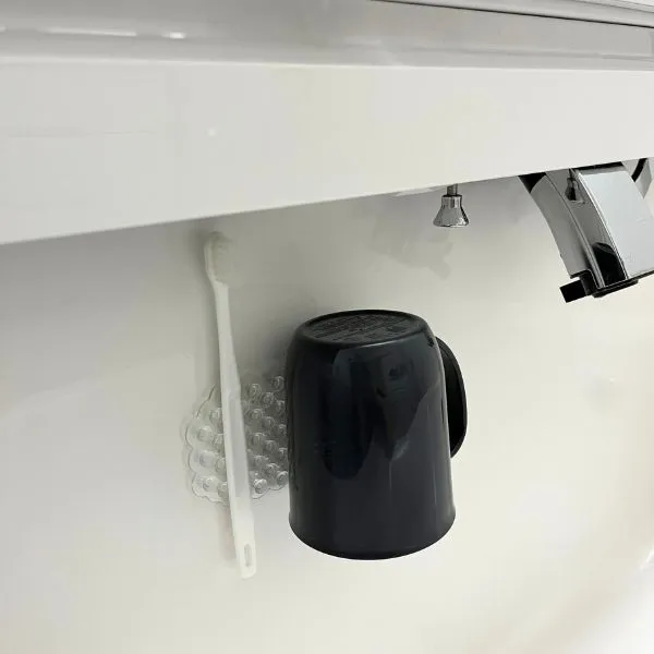 吸着シートでコップと歯ブラシを浮かせている様子（撮影：grape編集部）