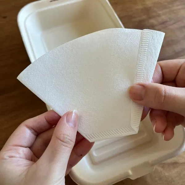 コーヒーフィルターを折っている様子（撮影：grape編集部）