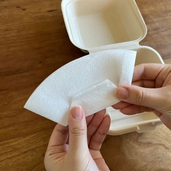 コーヒーフィルターを折っている様子（撮影：grape編集部）