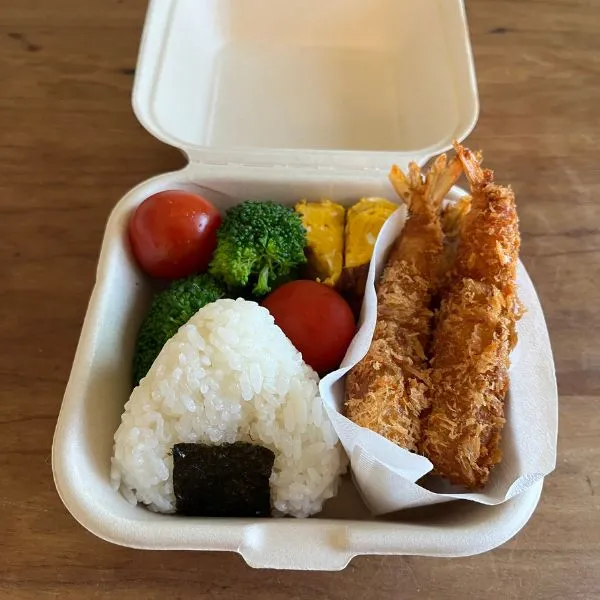 おにぎりやエビフライが入ったお弁当（撮影：grape編集部）