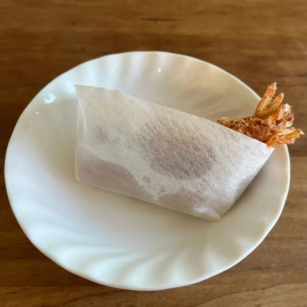 エビフライが入ったコーヒーフィルター（撮影：grape編集部）