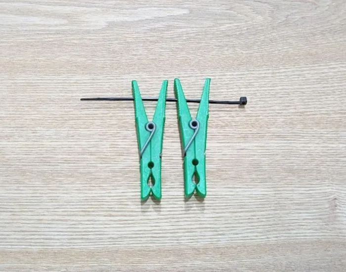 洗濯ばさみに結束バンドを通した様子（撮影：grape編集部）