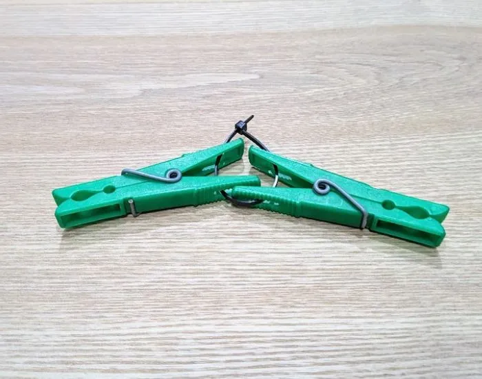 結束バンドで2つの洗濯ばさみを連結させた様子（撮影：grape編集部）